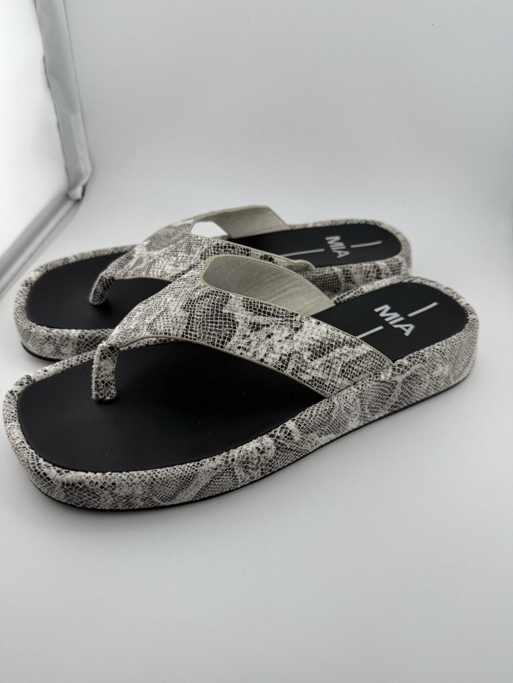 NWOB MIA Pamelia Thong Round Toe Sandals Beige Snake Skin Size 9